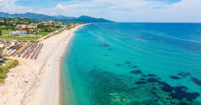 Η-μεγαλύτερη-παραλία-της-Ευρώπης-βρίσκεται-στην-Ελλάδα-και-έχει-μήκος-25-χιλιόμετρα