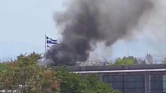 Υπό-έλεγχο-η-φωτιά-σε-αποθήκη-στο-Μενίδι