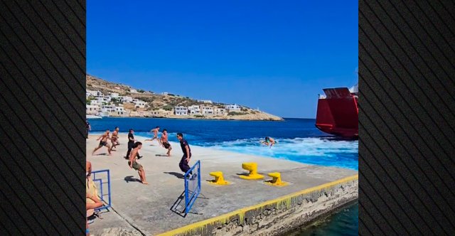 Σίκινος:-Λιμενικοί-προσπαθούν-να-σταματήσουν-τους-«απονεριστές»-που-βουτούν-πίσω-από-τα-πλοία-που-φεύγουν