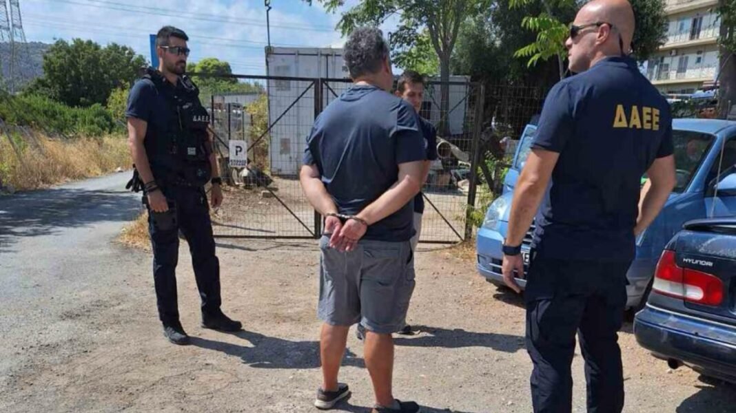 Άφηνε-παιδιά-ΑΜΕΑ-σε-κέντρο-αποκατάστασης-και-μετά-έβαζε-φωτιές-o-υπάλληλος-του-Δήμου-Παλλήνης-που-συνελήφθη