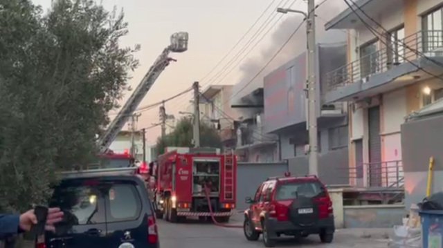 Φωτιά-τώρα-σε-επιχείρηση-στο-Περιστέρι-και-φωτογραφίες