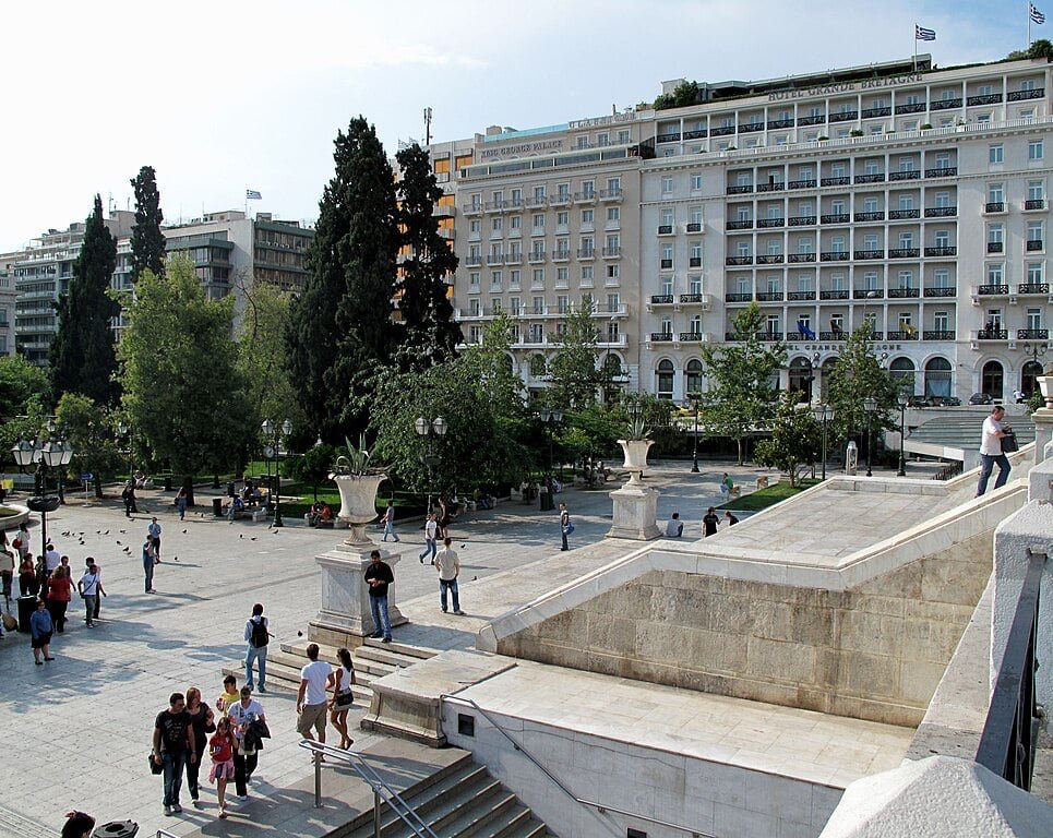 defining-greece’s-middle-class-in-2025:-income-and-identity