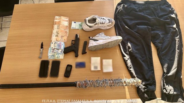 Λαμία:-Με-πιστόλι-και-μαχαίρι-τον-κρατούσαν-έξι-ώρες-για-να-του-πάρουν-τα-χρήματα-από-την-τράπεζα