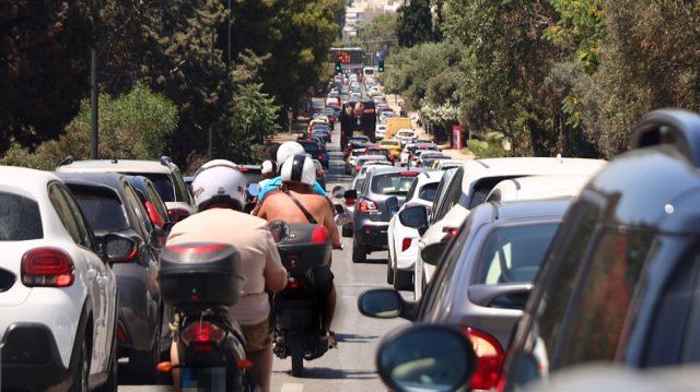Προβλήματα-στην-κυκλοφορία-στη-λεωφόρο-Ποσειδώνος,-στο-ύψος-της-Καλλιθέας-–-Όχημα-έπεσε-από-αυτοκινητάμαξα