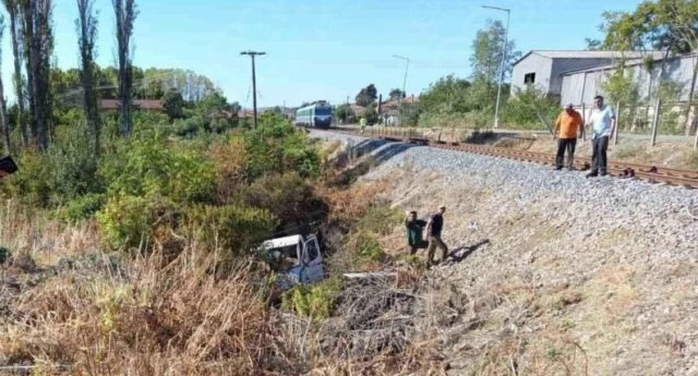 tρένο-παρέσυρε-αγροτικό-σε-αφύλακτη-διάβαση-μέσα-στο-Σουφλί