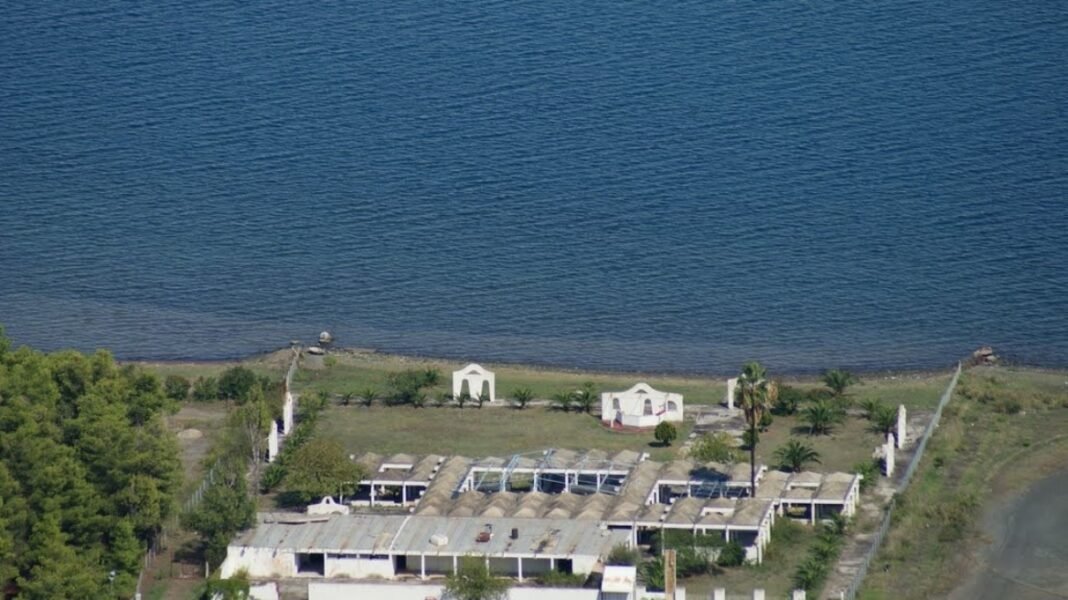 Καμένα-Βούρλα:-Απαγορεύτηκε-λόγω-μικροβίων-e.coli-και-εντερόκοκκου-η-κολύμβηση-στην-παραλία-του-Κάμπινγκ-του-ΕΟΤ