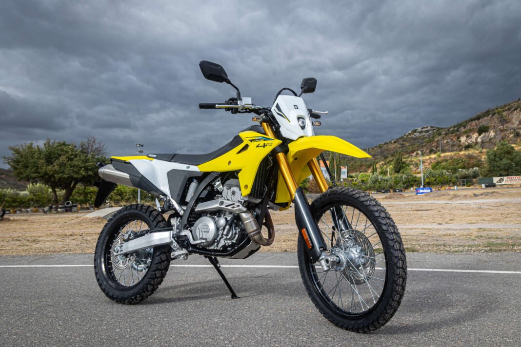Πρώτες-εντυπώσεις-suzuki-dr-z4s-&-dr-z4sm:-Το-προσιτό-fun-επιστρέφει!