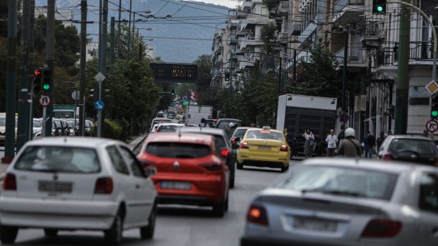 Κίνηση-2/10:-Μποτιλιάρισμα-σε-Κηφισό-και-Λεωφόρο-Αθηνών,-πού-υπάρχουν-προβλήματα