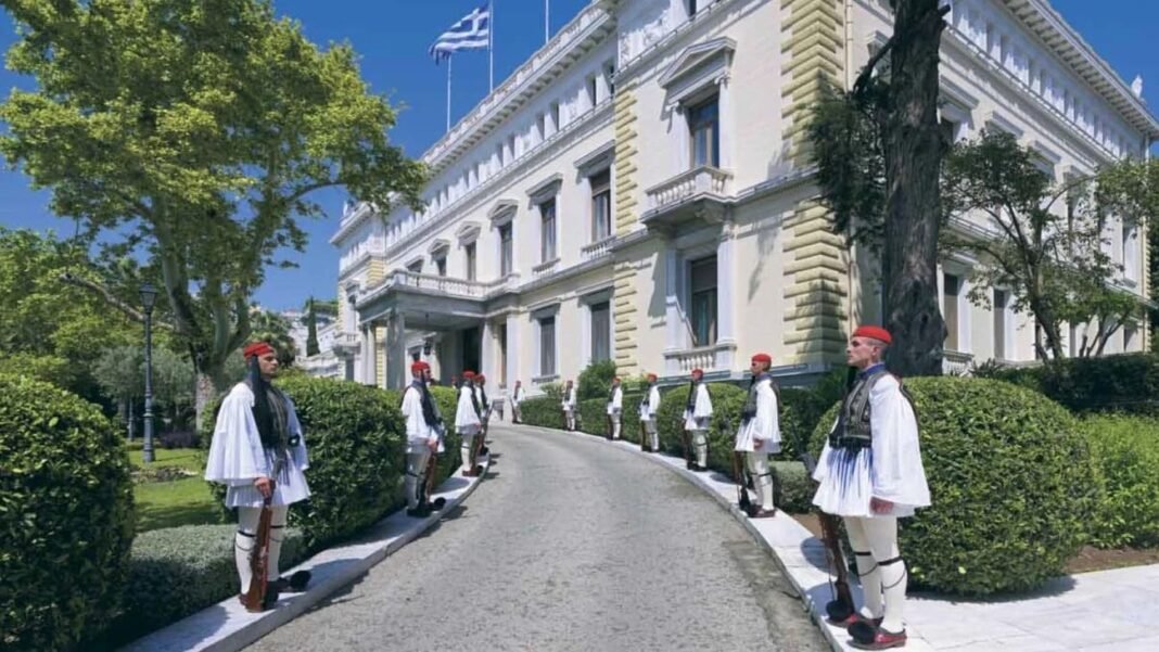 Greece’s Budget Forecasts 2.4% Growth, Debt Reduction