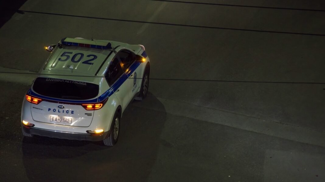 Συνελήφθη με όπλο και ναρκωτικά σε κέντρο διασκέδασης στην Αττική