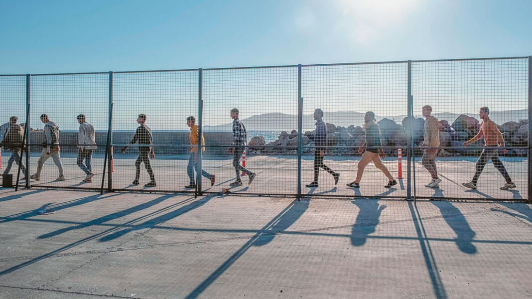 «Μαχαίρι» στα επιδόματα στο μεταναστευτικό φέρνει ο Πλεύρης – Μειώσεις σε σίτιση, στέγαση και βοηθήματα