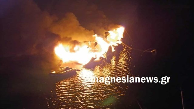 Πυρκαγιά σε ιστιοφόρο στην Αλόννησο – Ασφαλείς οι τέσσερις επιβαίνοντες, δείτε βίντεο