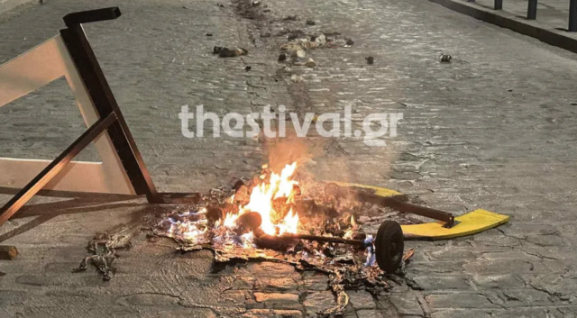 Κουκουλοφόροι-έβαλαν-φωτιές-και-έστησαν-οδοφράγματα-δίπλα-στο-νοσοκομείο-Άγιος-Δημήτριος-στη-Θεσσαλονίκη