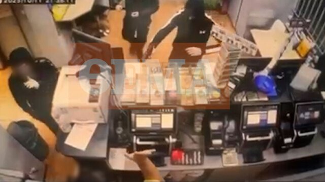 Δείτε-βίντεο:-Ληστές-απείλησαν-με-όπλο-ιδιοκτήτη-πρακτορείου-στην-Καισαριανή-και-άρπαξαν-τις-εισπράξεις