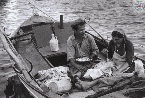 evocative-photo-captures-the-life-of-a-greek-fishing-family-in-1964