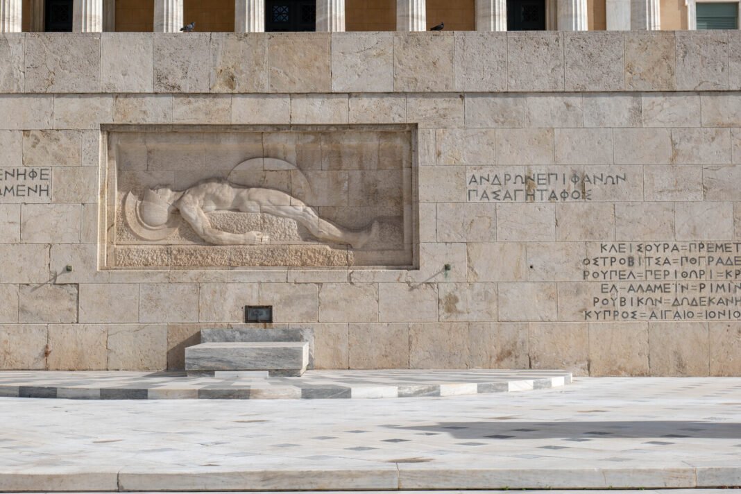 Αντιδράσεις-με-φόντο-τον-Άγνωστο-Στρατιώτη-–-Γιατί-ο-Κυριάκος-Μητσοτάκης-αποφάσισε-να-αναθέσει-την-προστασία-του-στο-υπουργείο-Άμυνας