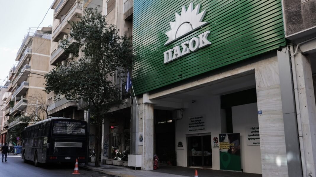Τρέχουν να προλάβουν τις εξελίξεις στο ΠΑΣΟΚ: Γιατί είδε Βενιζέλο-Παπανδρέου ο Ανδρουλάκης – Πώς κινούνται τα κορυφαία στελέχη