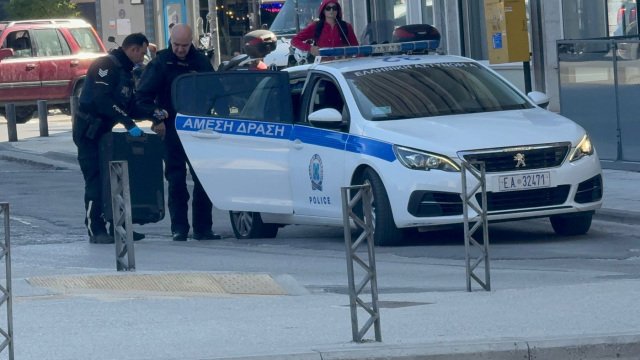 Θεσσαλονίκη:-Συναγερμός-για-ύποπτη-βαλίτσα-έξω-από-γνωστό-ξενοδοχείο,-τελικά-ήταν-άδεια