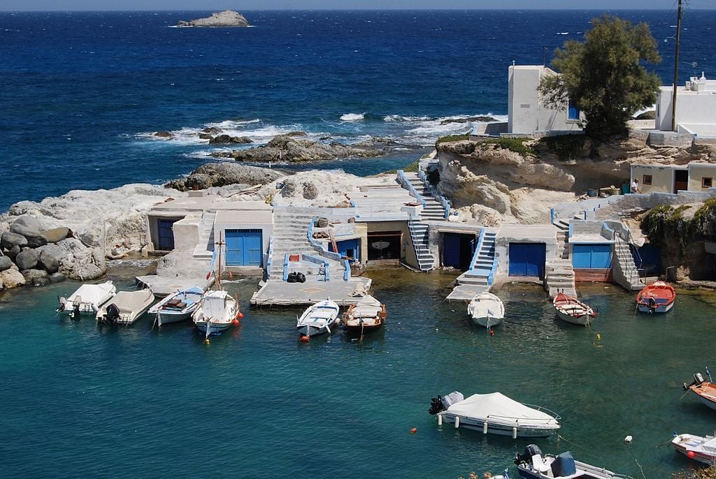greece-bans-airbnbs-and-conversions-for-milos’-iconic-‘syrmata’