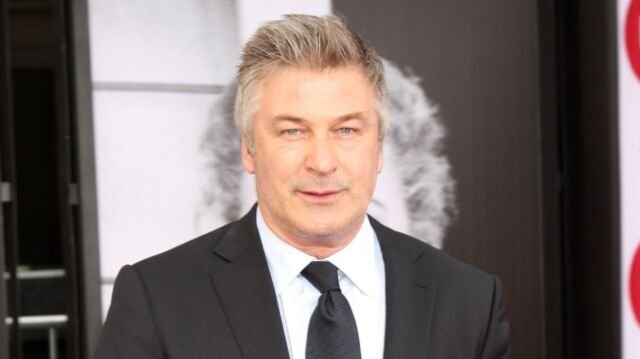 Άλεκ-Μπάλντουιν:-Βίντεο-από-τη-στιγμή-που-το-όχημά-του-πέφτει-πάνω-σε-δέντρο-διαψεύδει-τους-ισχυρισμούς-του-για-το-ατύχημα