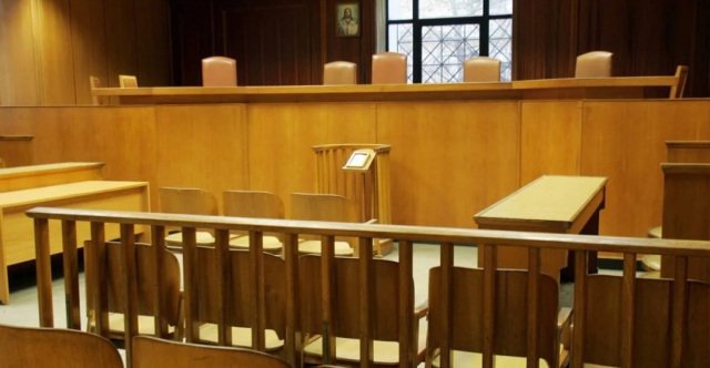 Ισόβια-και-26-χρόνια-στον-δολοφόνο-με-το-τσεκούρι-στη-ΔΟΥ-Κοζάνης-–-Χαρακτήρισε-τη-φονική-επίθεσή-του…-απάντηση-στην-αστυνομική-βία