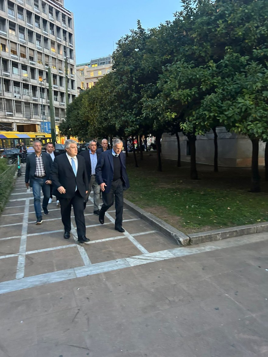 Καραμανλής: Διευρύνεται η αμφισβήτηση των Θεσμών από την κοινωνία, αν υποτιμηθεί θα είναι μείζονα πολιτική κρίση – Παρών στην εκδήλωση και ο Σαμαράς