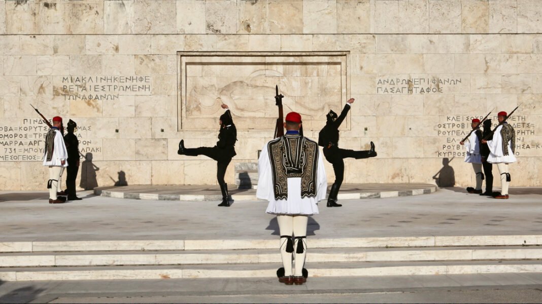 Σε δύο βάρκες το ΠΑΣΟΚ για τον Άγνωστο Στρατιώτη: «Τα εθνικά μνημεία είναι για να ενώνουν, όχι για να διχάζουν» – Η απάντηση Μαρινάκη