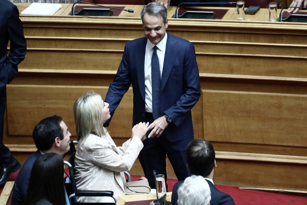 Βουλή:-Ο-διάλογος-Μητσοτάκη-Μακρή-και-η-χειραψία-Γεραπετρίτη-–-Κουτσούμπα-–-Τα-πηγαδάκια-πριν-από-τη-συζήτηση-για-την-εξωτερική-πολιτική