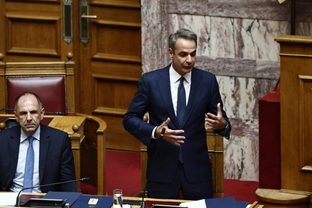 Μητσοτάκης-σε-ΣΥΡΙΖΑ:-Υπερασπίζεστε-την-πολιτική-Τσίπρα-που-σας-άφησε-στα-κρύα-του-λουτρού