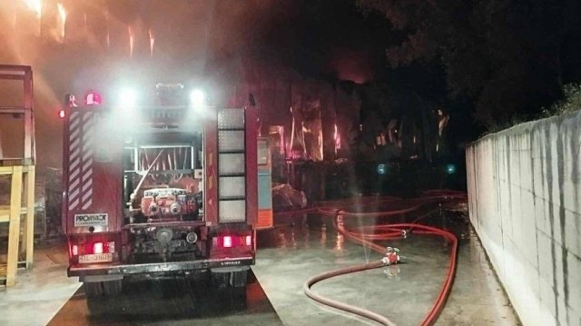Κέρκυρα:-Μαίνεται-από-τα-ξημερώματα-φωτιά-σε-επιχείρηση-κατεψυγμένων-–-Μήνυμα-και-από-το-112