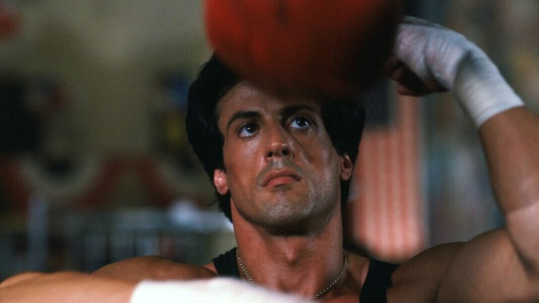Ξεκίνησαν-τα-γυρίσματα-του-«i-play-rocky»-–-Απίστευτη-ομοιότητα-του-πρωταγωνιστή-με-τον-νεαρό-Σταλόνε