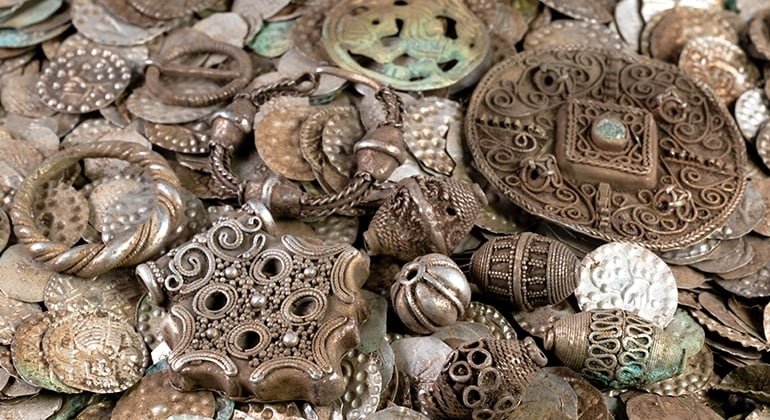 man-digging-for-worms-finds-treasure-of-20,000-silver-coins-in-sweden