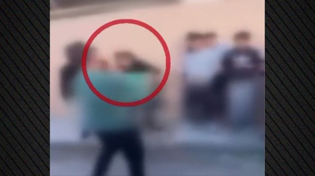 Βίντεο:-Ξυλοδαρμός-μαθητών-σε-προαύλιο-στην-Κέρκυρα,-συμμαθητές-πέταξαν-και-σκούπα