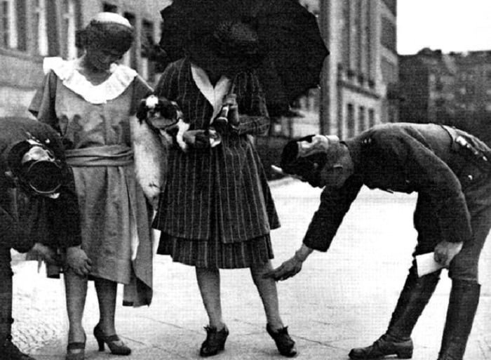 the-era-when-greece-had-morality-police-measuring-women’s-skirts-in-public