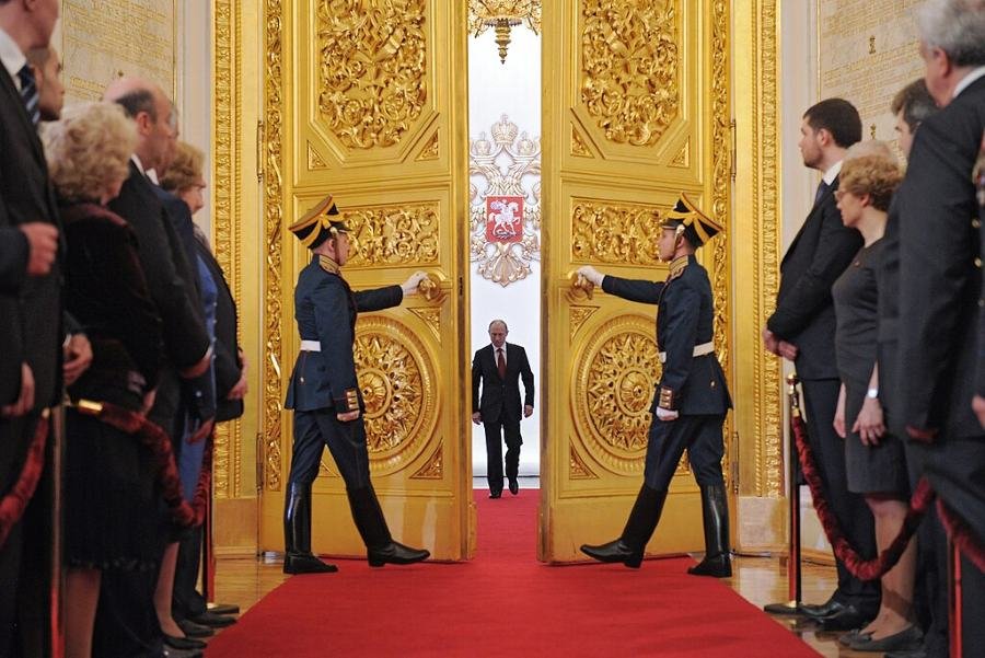 behind-the-kremlin-curtain:-the-hidden-life-of-vladimir-putin