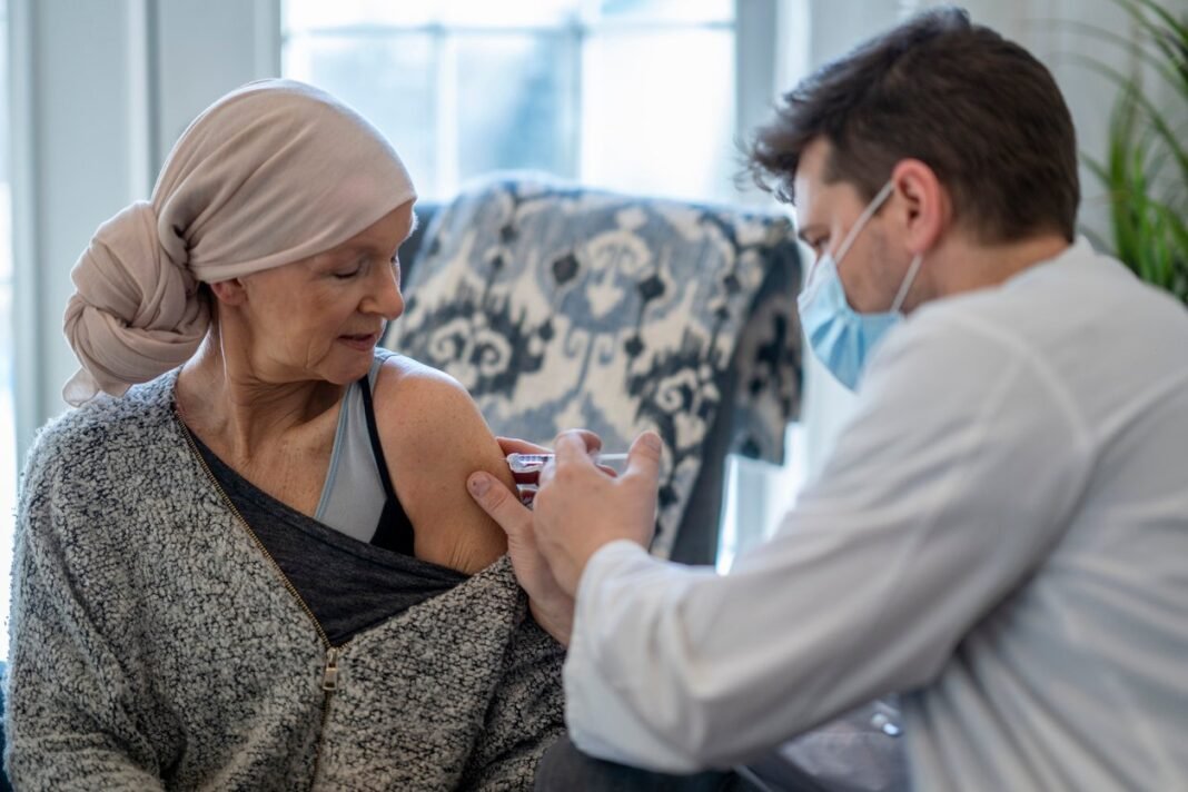 Τα εμβόλια για την COVID-19 μπορεί να διπλασιάζουν την επιβίωση από τον καρκίνο