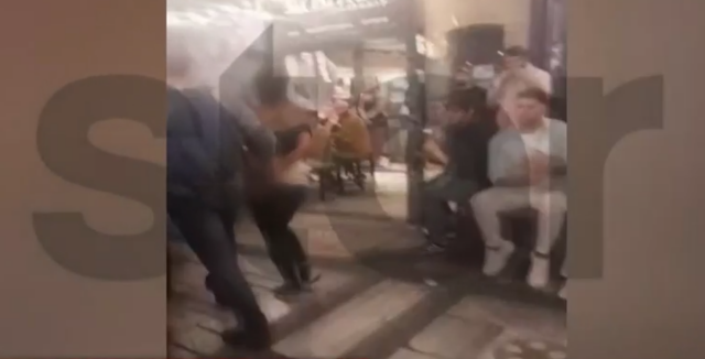 Η-στιγμή-της-σύλληψης-ανήλικης-Ρομά-που-έκλεβε-κινητά-στην-πλατεία-Αγίας-Ειρήνης