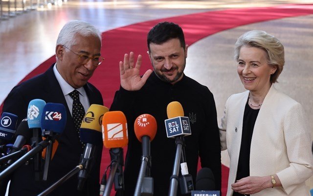 Politico: Οι Ευρωπαίοι ετοιμάζουν ισχυρό οικονομικό στήριγμα στον Ζελένσκι με ρωσικό χρήμα, υπό τον φόβο αντιουκρανικής συμφωνίας Τραμπ – Πούτιν