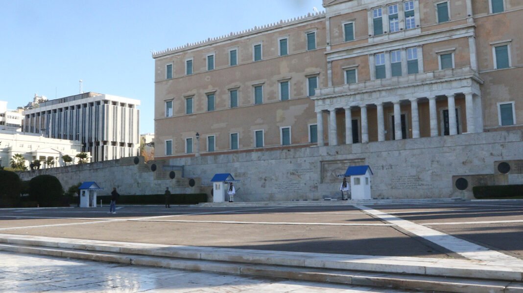 Ένσταση αντισυνταγματικότητας: Το ΠΑΣΟΚ διαφωνεί για… τα χωροταξικά όρια Αγνώστου Στρατιώτη και πλατείας Συντάγματος