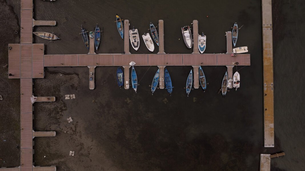 Επιστήμονες προειδοποιούν ότι η Μικρή Πρέσπα συρρικνώνεται, κινδυνεύουν και οι πελεκάνοι – Δείτε φωτογραφίες από drone