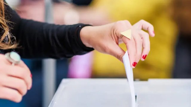 metron-analysis:-Στο-28,7%-η-ΝΔ-με-προβάδισμα-15,9-μονάδων-από-το-ΠΑΣΟΚ-που-χάνει-σχεδόν-μία-μονάδα-–-Τι-παίρνουν-Τσίπρας-και-Σαμαράς