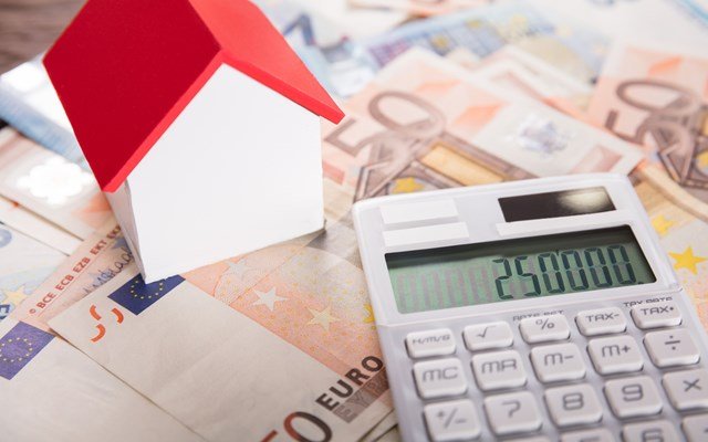 ΕΛΣΤΑΤ:-Αύξηση-4,5%-του-εισοδήματος-των-νοικοκυριών-το-2024-αλλά-νέα-μείωση-2,5%-των-αποταμιεύσεων