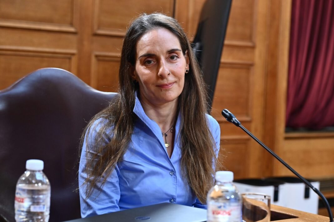 Εξεταστική-ΟΠΕΚΕΠΕ-Τυχεροπούλου:-«Έφτασε-στο-σημείο-ο-κ.-Ξυλούρης-να-βρει-το-σταθερό-μου-τηλέφωνο-στο-σπίτι,-μίλησε-με-τα-παιδιά-μου»