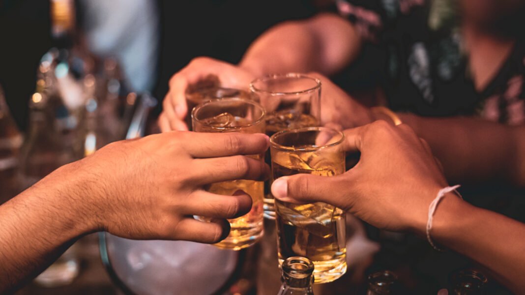 Πάνω-από-24.000-έλεγχοι-σε-νυχτερινά-μαγαζιά-και-140-δικογραφίες-σε-τρεις-μήνες-–-350-ανήλικοι-έχουν-βρεθεί-στα-νοσοκομεία-της-Αττικής-από-κατανάλωση-αλκοόλ Πάνω-από-24.000-έλεγχοι-σε-νυχτερινά-μαγαζιά-και-140-δικογραφίες-σε-τρεις-μήνες-–-350-ανήλικοι-έχουν-βρεθεί-στα-νοσοκομεία-της-Αττικής-από-κατανάλωση-αλκοόλ
