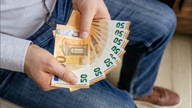 Βγήκε-στο-δρόμο-και-άρχισε-να-πετάει-50ευρα-ηλικιωμένος-στο-Άργος-Ορεστικό Βγήκε-στο-δρόμο-και-άρχισε-να-πετάει-50ευρα-ηλικιωμένος-στο-Άργος-Ορεστικό