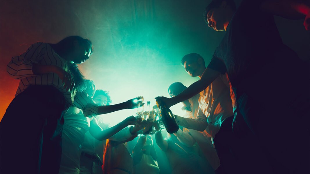 Αλίμονο στους νέους: Ένας στους τρεις 16χρονους πίνει τουλάχιστον πέντε ποτά σε μια νύχτα – Το 92% λέει ότι είναι πολύ εύκολο να βρει αλκοόλ