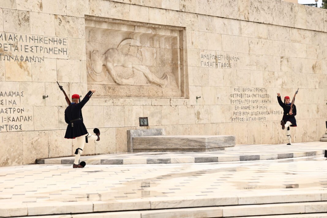 Μνημείο-Αγνώστου-Στρατιώτη-–-Κυβερνητικές-πηγές-για-Δούκα:-«Μέσα-σε-λίγες-ώρες-αναίρεσε-τον-εαυτό-του» Μνημείο-Αγνώστου-Στρατιώτη-–-Κυβερνητικές-πηγές-για-Δούκα:-«Μέσα-σε-λίγες-ώρες-αναίρεσε-τον-εαυτό-του»