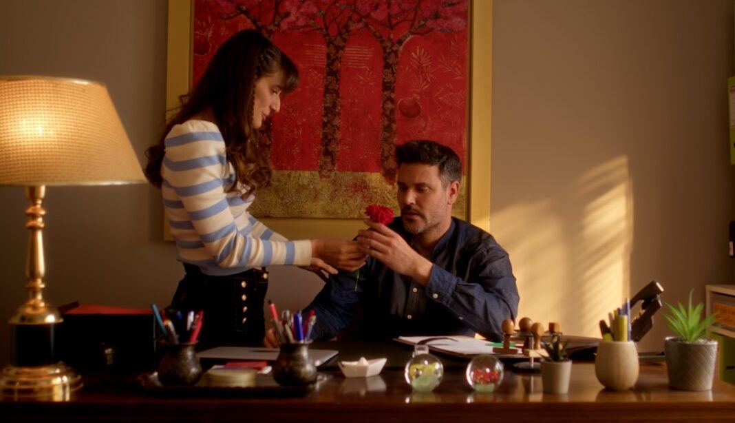 HOTΕΛ ΕΛVIRA: Η άφιξη ενός διάσημου συγγραφέα μυστηρίων καταλήγει σε τραγωδία – Τι θα δούμε στα επόμενα επεισόδια