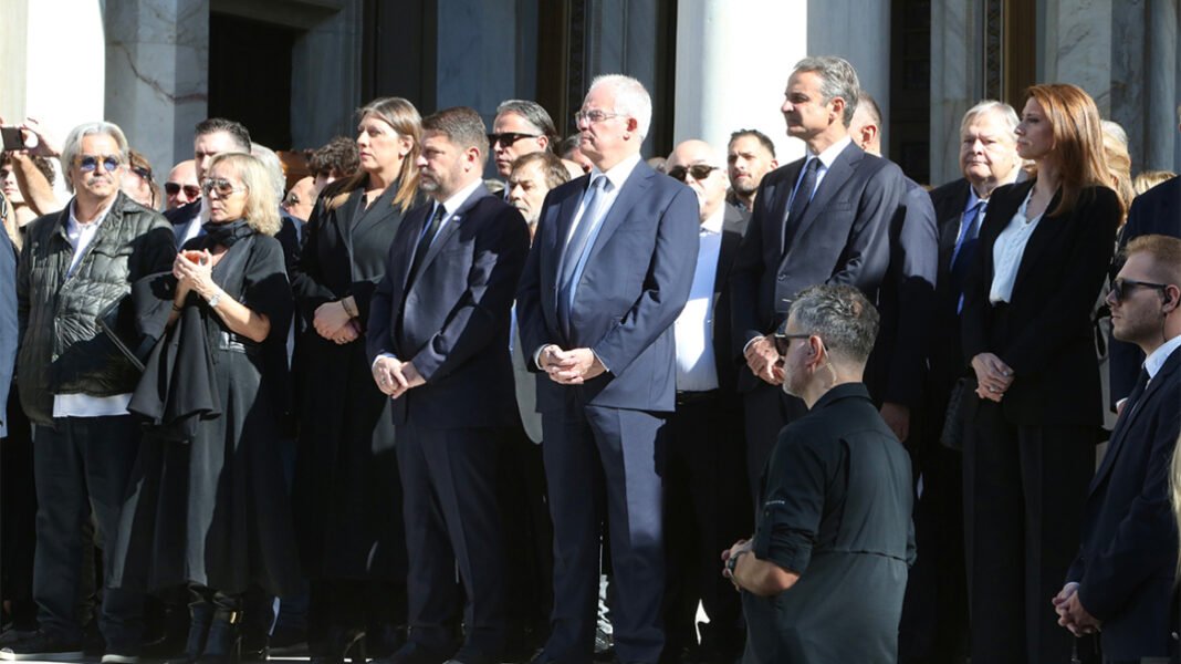 Δείτε-ποιοι-πολιτικοί-και-καλλιτέχνες-βρέθηκαν-στο-τελευταίο-αντίο-στον-Διονύση-Σαββόπουλο-–-Δεν-πήγαν-ο-Ανδρουλάκης-και-ο-Φάμελλος