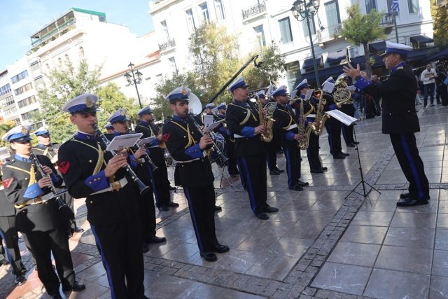 Με-τη-«Συννεφούλα»-και-το-«Τι-έπαιξα-στο-Λαύριο»-αποχαιρέτησε-η-μπάντα-του-Πολεμικού-Ναυτικού-τον-Διονύση-Σαββόπουλο-από-τη-Μητρόπολη